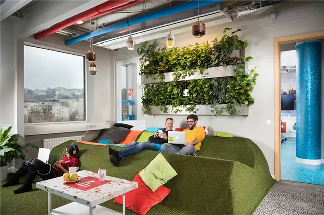 the-google-office-in-budapest-vertical-garden