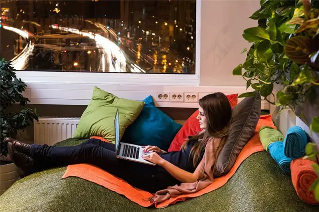 the-google-office-in-budapest-comfy-seating