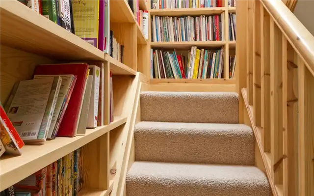 деревянные лестницы и настенные книжные полки