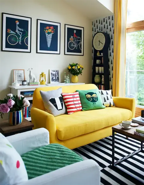 bold-accent-living-room-striped-black-white-carpet