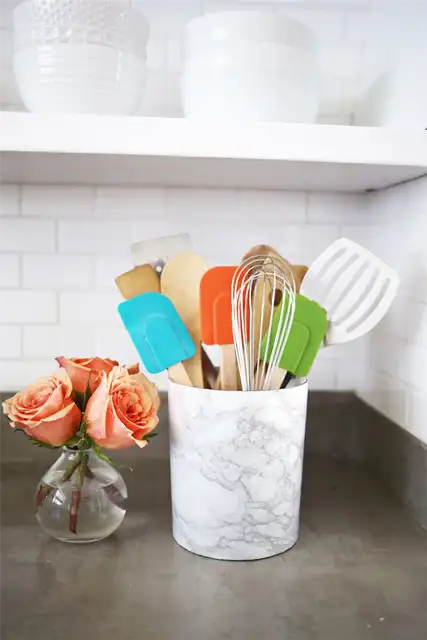 keep-kitchen-utensil-organized-with-marble-container