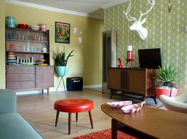 гостиная в стиле mid-century-зеленые обои