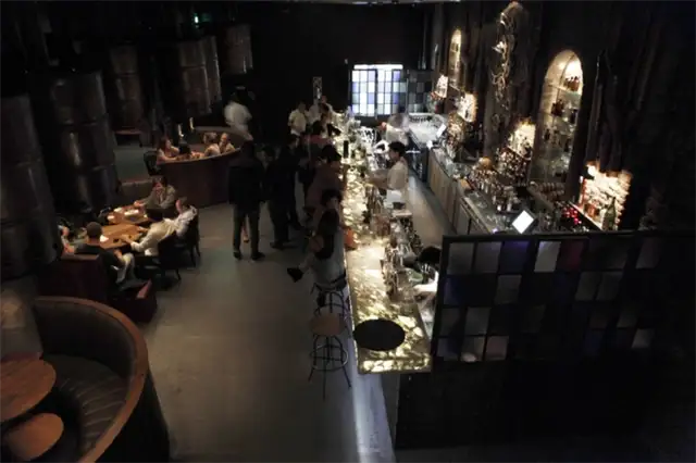 Victoria-Brown-coffe-shop-bar-interior