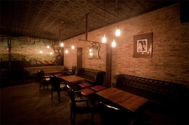 Victoria-Brown-bar-restaurant-tables