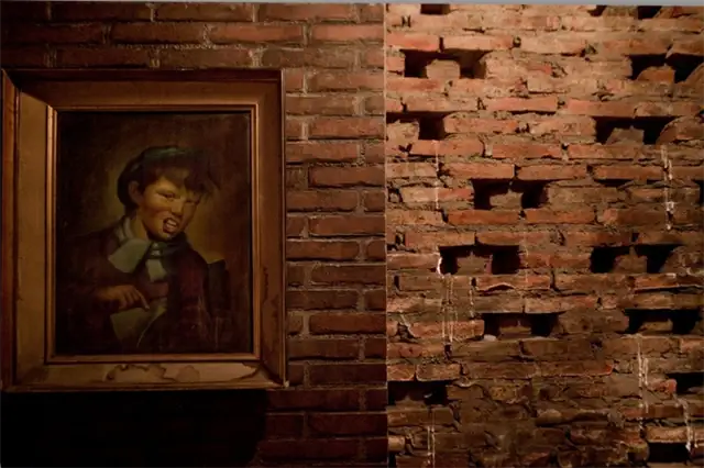Victoria-Brown-bar-framed-wall-decor