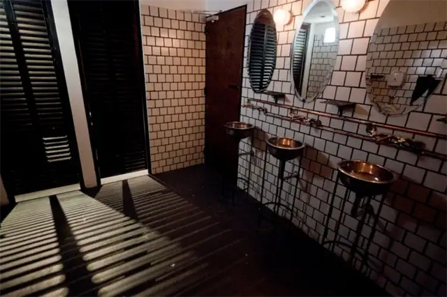 Victoria-Brown-coffe-shop-bar-restaurant-Bathroom