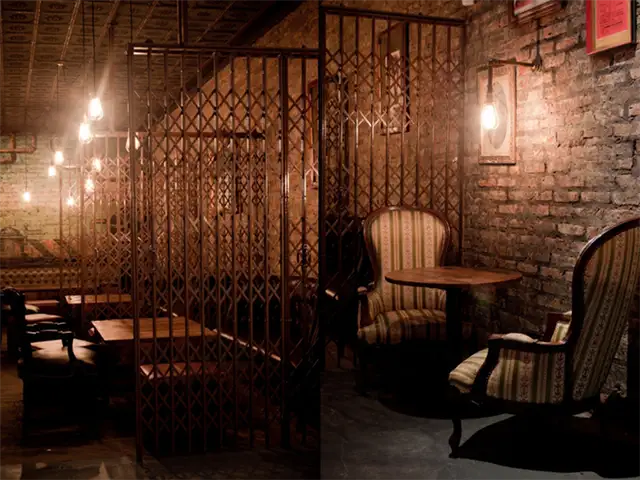 Victoria-Brown-bar-restaurant-dividers