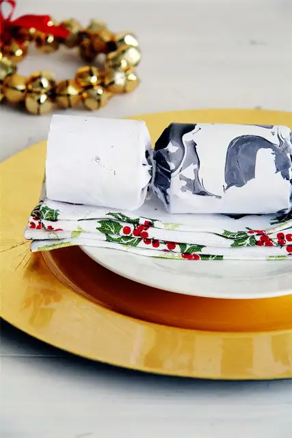 Marbled-Christmas-Crackers-dinner-table