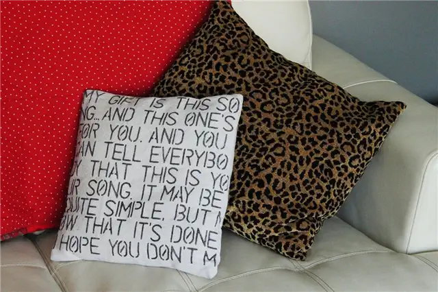 DIY (своими руками)-Valentine-Stencil-Pillow1