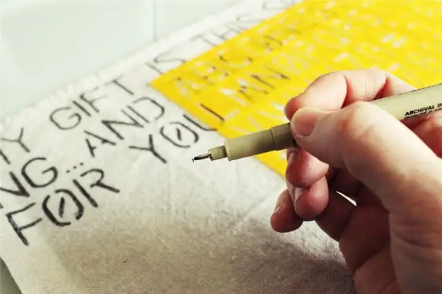 DIY (своими руками)-Valentine-Pillow-stencil