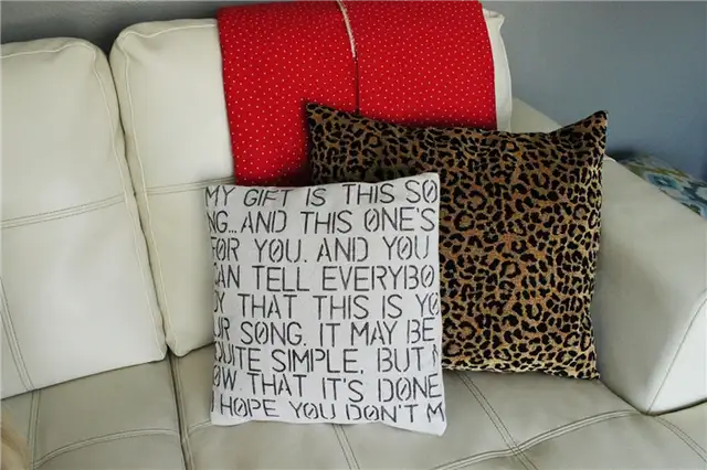 DIY (своими руками)-Valentine-Stencil-Pillow3