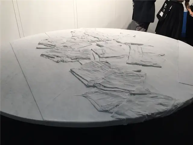 Ближе-смотреть-джинсы-стол-ICFF