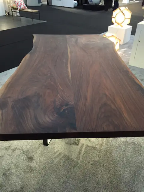 Стол Cherrywood ICFF крупным планом