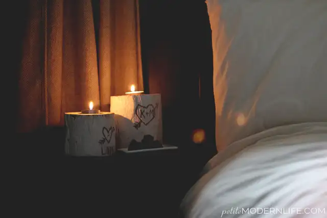 Крутые свечи на тумбочке