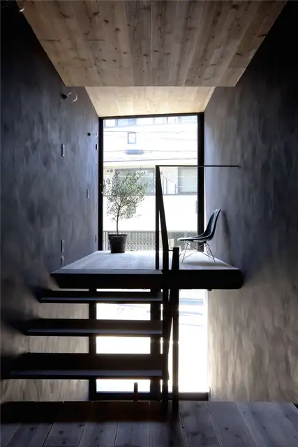 Toshima-long-and-narrow-house-terrace
