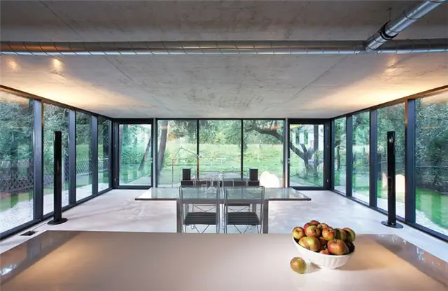 red-house-in-munich-views-of-the-garden