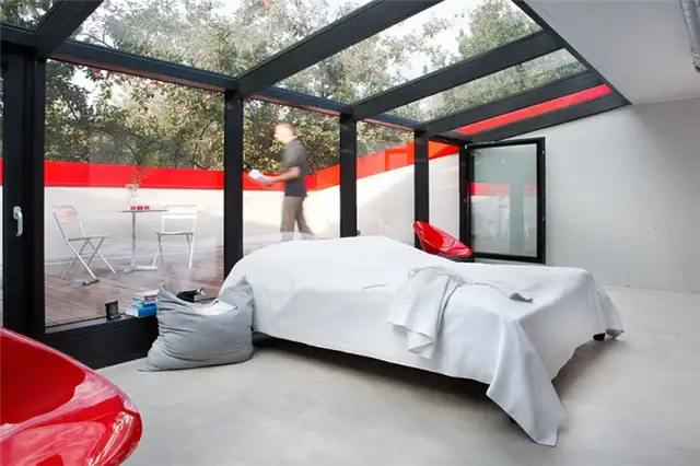 red-house-in-munich-main-bedroom-glass-ceiling