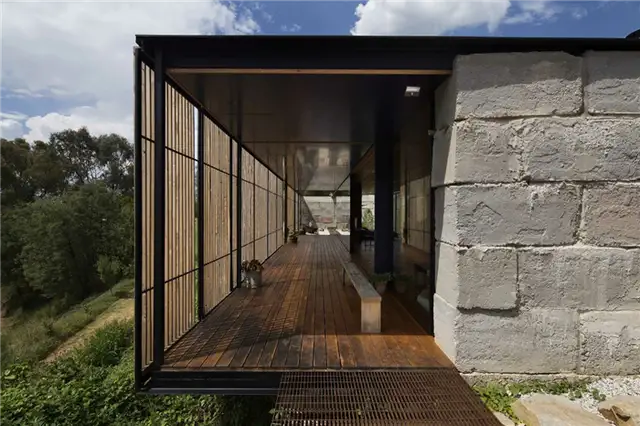 Веранда дома SawMill House с боковой стороны