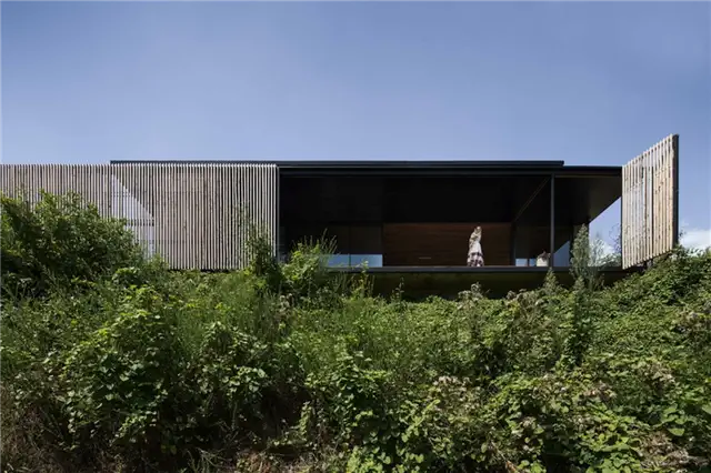 Задний фасад и вид на дом SawMill House