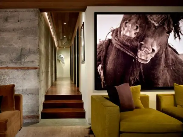 family-room-picture-wall