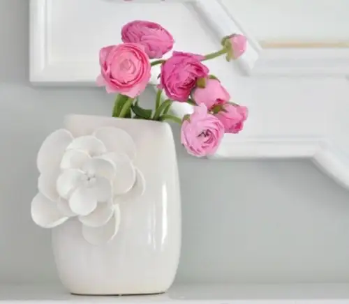 how-to-decorate-a-vase-with-petals