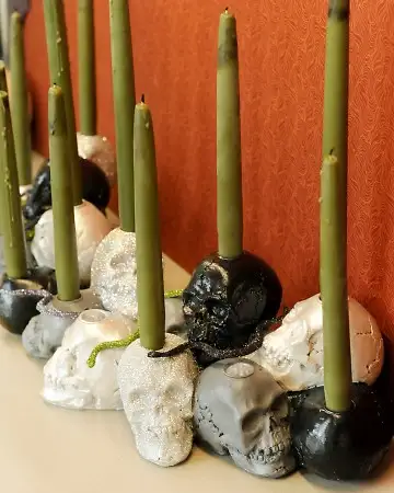 блестящий череп-свеча