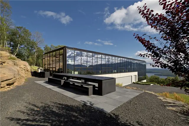 Внешний вид дома Shokan House из отражающего стекла