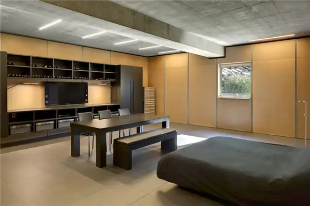 Гостевая спальня в доме Shokan House с одним окном