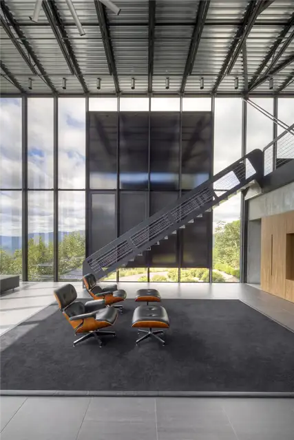 Кресла Имс в гостиной Shokan House Jay Bargmann