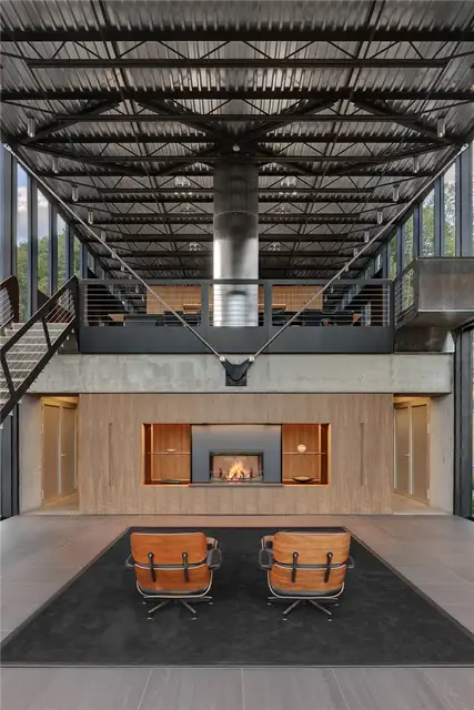 Два кресла Eames Lounge, стоящие у камина