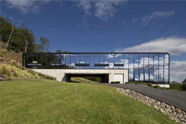 Стеклянный фасад Shokan House с боковой стороны