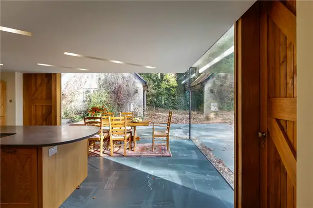 Интерьер с открытым пространством - A Cantilevered Glazed Extension by Stephen Marshall Architects