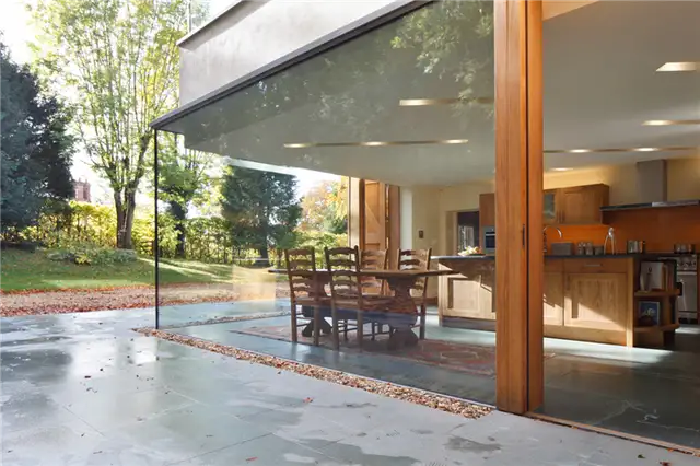 Консольная застекленная пристройка от Stephen Marshall Architects - столовая