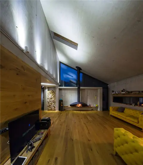 Камин в гостиной Casa G3 в Отопени