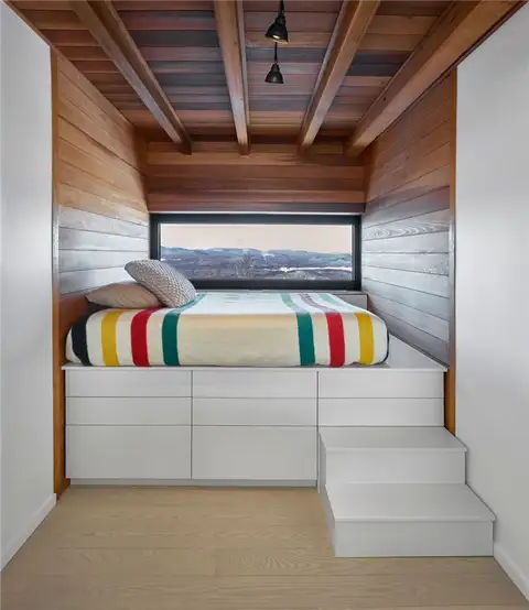 Детская спальня Laurentian ski chalet с кроватью-платформой
