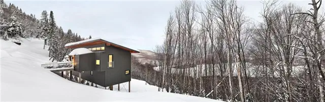 Лаврентийское лыжное шале на крутом склоне