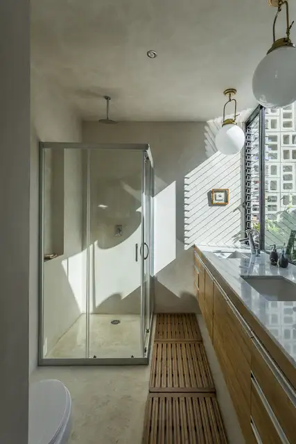 Ванная комната с душем в доме Raw House in Yucatan