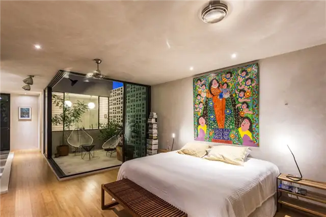 Интерьер спальни в Raw House in Yucatan