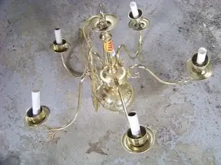 alice-in-wonderland-inspired-diy-teapot-chandelier-3