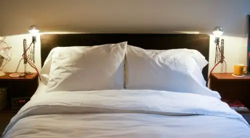 cute-and-simple-expandable-bedside-lamp-4-500x277