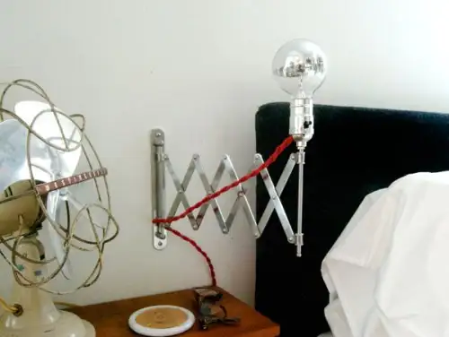 cute-and-simple-expandable-bedside-lamp-1-500x376