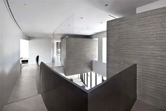 Дизайн лестничного холла AAWH Residence