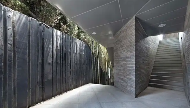 AAWH Residence наружная лестница в саду