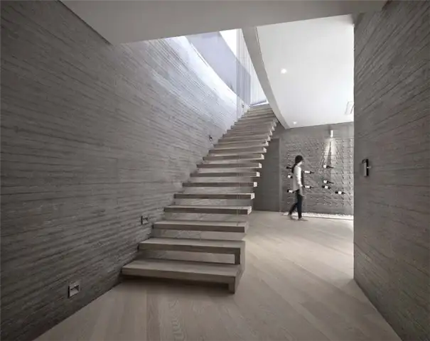 Изогнутая лестница AAWH Residence