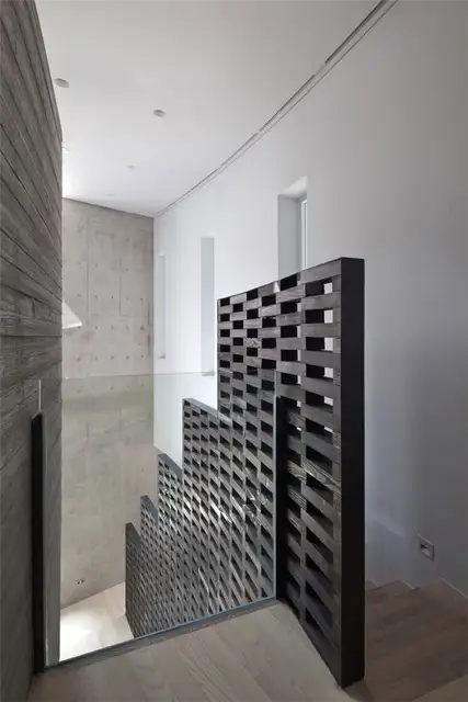 Скульптурная стена лестницы AAWH Residence