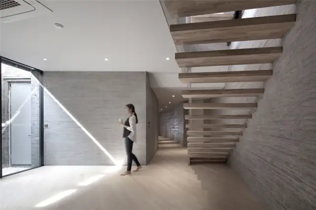 Деревянная лестница AAWH Residence