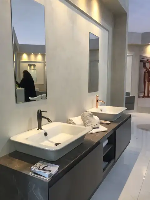 Двойное тщеславие из серого мрамора с различными штрихами для смесителя