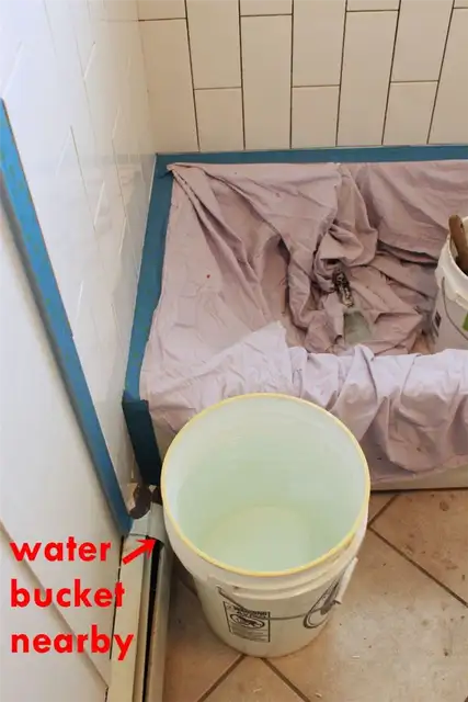 держите ведро с водой