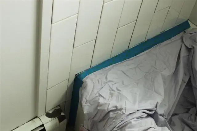 Наклейте защитную пленку