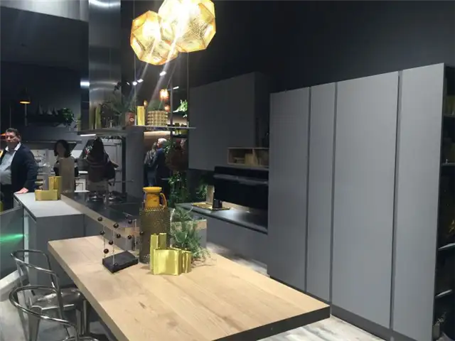 Светильник Tom dixon над кухонным островом